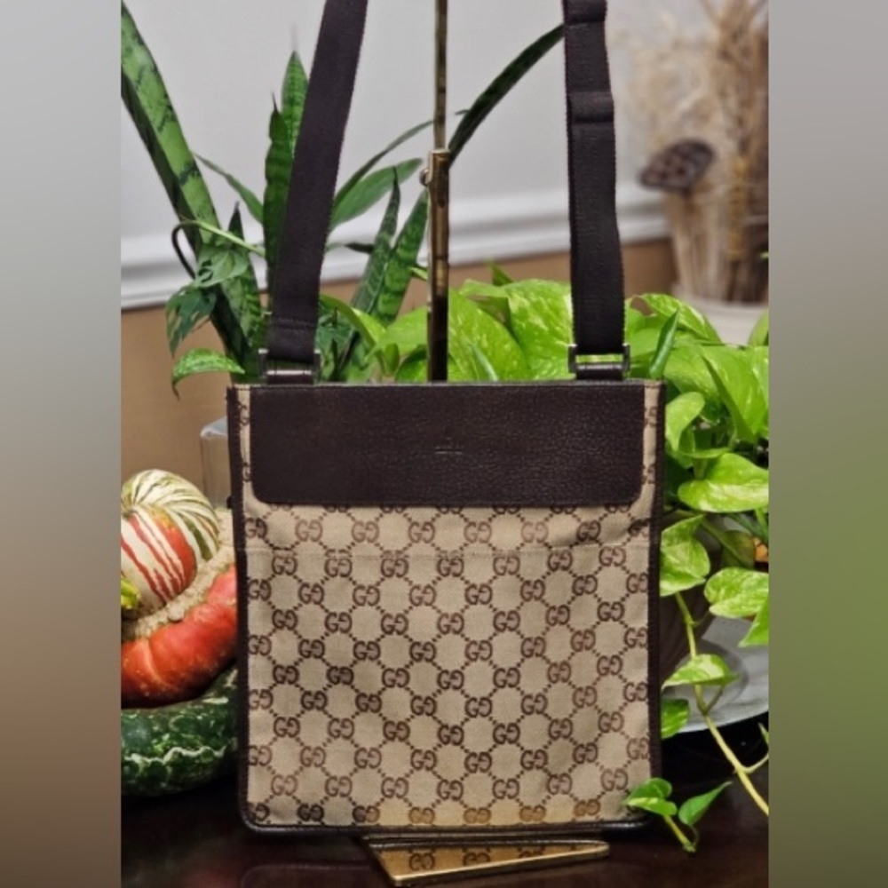 GUCCI CROSSBODY BAG - pristine condition